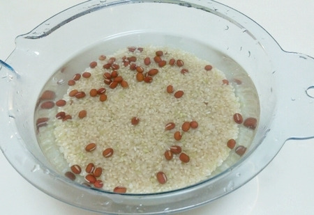 玄米と小豆を水に浸ける