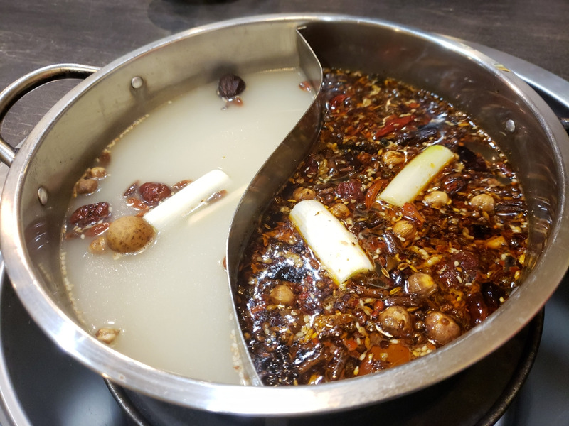 漢方薬膳スープと鶏がらスープの火鍋